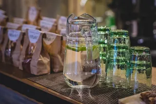 blur，眼镜，室内，液体，容器，柜台，玻璃制品，柠檬水