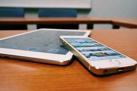 银色iphone 5、5s、休息、ipad、桌子、桌子、平板电脑、设备