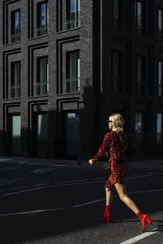 白天过马路的女人