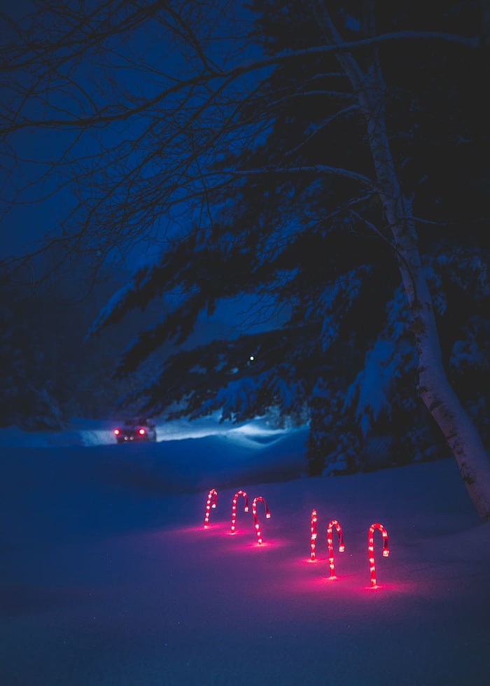 糖果手杖灯柱，雪，有盖，地面，六根，红，白，线