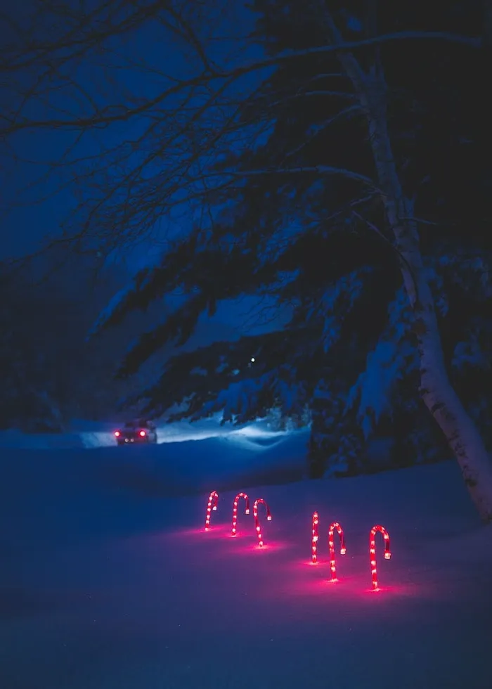 糖果手杖灯柱，雪，有盖，地面，六根，红，白，线