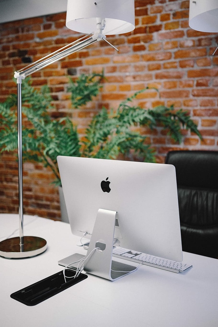 现代办公室内，老式砖墙