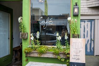 绿色咖啡厅玻璃面板旁的米色空心板