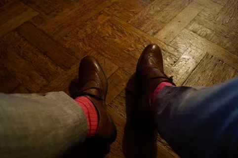 服装，服装，鞋类，靴子，牛仔靴，木头，人，人