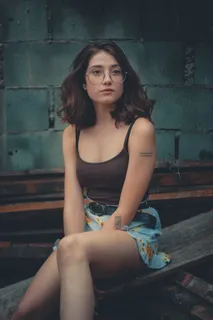 坐在木板上的女人 坐在木板上的女人