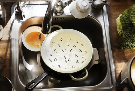 水槽上的脏盘子 水槽上的脏盘子