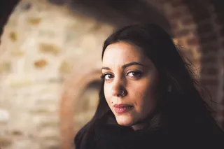 女人，穿着，黑色，上衣，站立，棕色，砖墙，特写