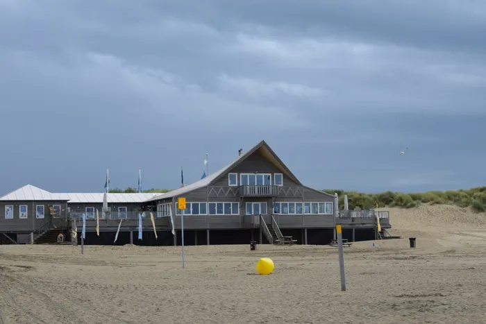 海滩小屋、沙滩、天空、度假、宁静、建筑结构、云天、建筑