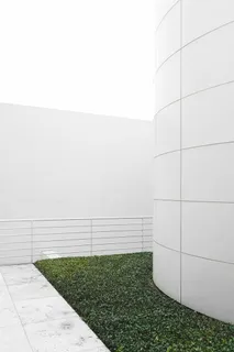 白色、油漆、墙壁、绿色、草地、建筑、建筑、基础设施 白色、油漆、墙壁、绿色、草地、建筑、建筑、基础设施