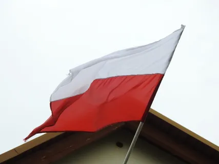 国旗, 在法院, 爱国主义, 白红, 波兰国旗, 红色, 天空, 低角度视图 国旗, 在法院, 爱国主义, 白红, 波兰国旗, 红色, 天空, 低角度视图