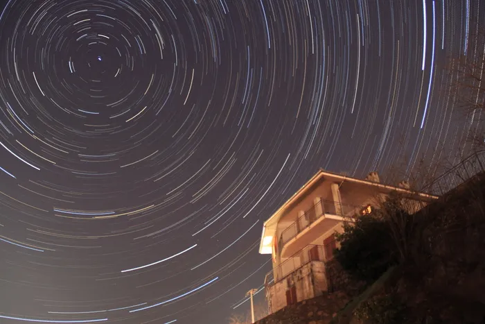 棕色的房子，夜空，星光，星星，轨迹，旋转，曝光，夜晚
