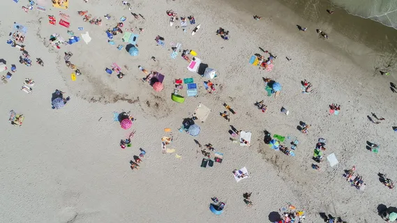 人们在海滩上日光浴的航空照片 人们在海滩上日光浴的航空照片