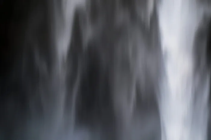 黑白模糊的Seljalandsfoss瀑布特写镜头