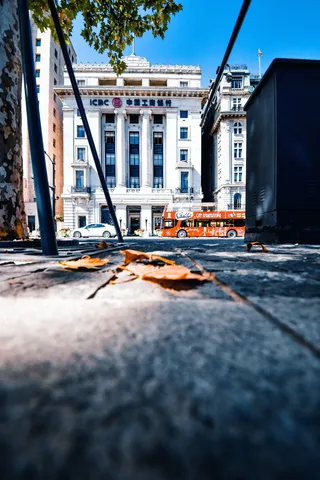 停在白色混凝土大楼前的汽车