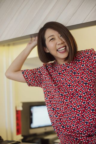 女式红色短袖上衣靠近黑色平板电视