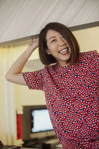 女式红色短袖上衣靠近黑色平板电视