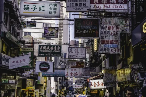 悬挂在街道上的标牌 悬挂在街道上的标牌