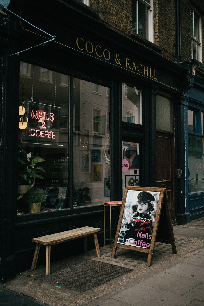Coco&Rachel商店附近的灰色和棕色指甲咖啡三明治标牌