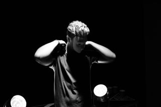 黑白，男人，人，灯光，男孩，黑暗，男孩，男性