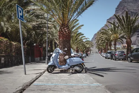 西班牙，格兰雷伊山谷，踏板车，蓝色，夏天，太阳，炎热，街道