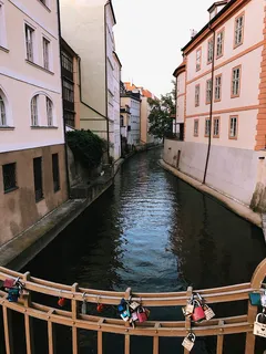 建筑物之间的运河 建筑物之间的运河