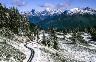 雪山和树木之间的道路视图