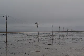电杆，白色，检查卡盐湖，天空，电力，电力塔，水，电缆