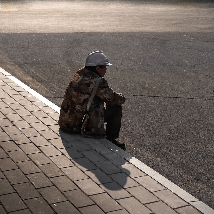 坐在路边的男人