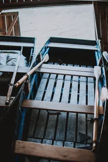 棕色桨船的浅聚焦照片