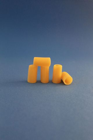 五个橙色通心粉