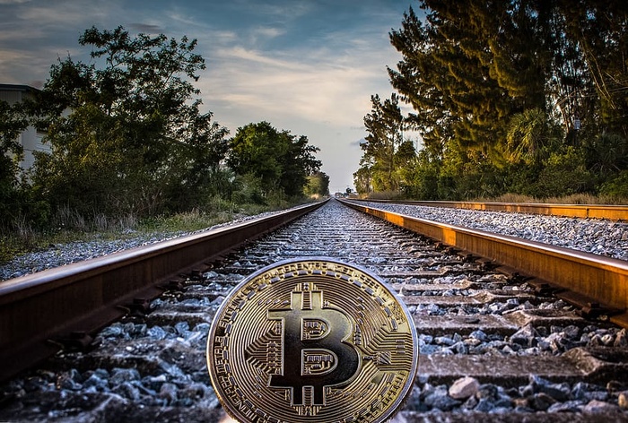 铁路上的金色比特币