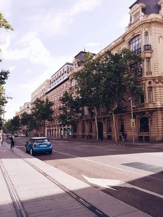 西班牙马德里，calle gil de santivañes，serrano，city，españa，建筑物，交通