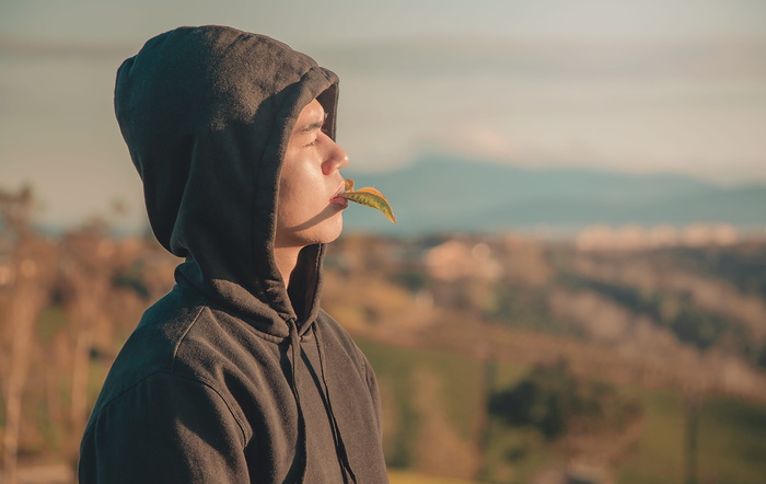 身穿黑色套头衫连帽衫的男子
