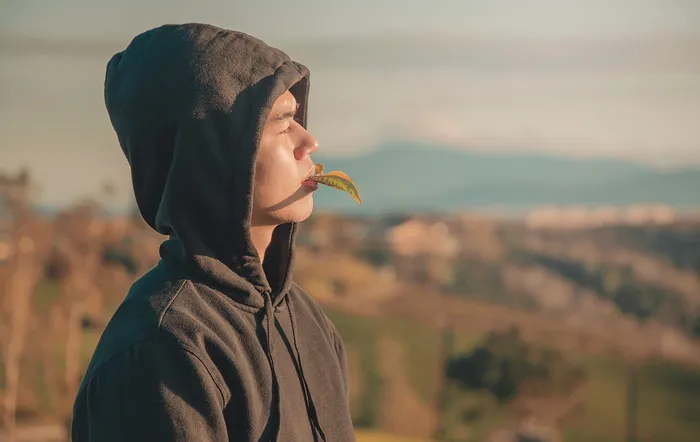 身穿黑色套头衫连帽衫的男子