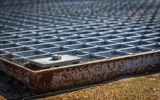 网格、下水道、螺钉、无人、图案、关注前景、金属、白天