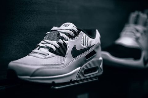 物理镀银比特币放在货架上的一双新运动鞋内