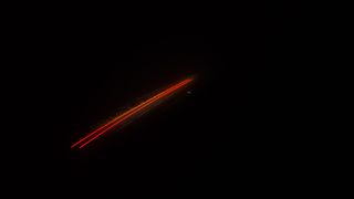 红色和黑色笔记本电脑