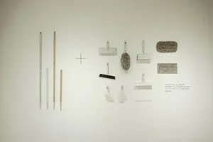 白色表面上的白色刷子和拖把