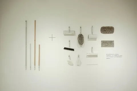 白色表面上的白色刷子和拖把 白色表面上的白色刷子和拖把