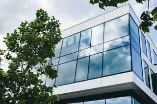 办公楼的窗户和蓝天