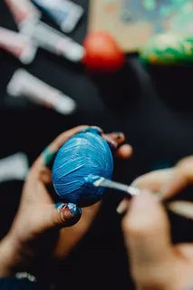 画复活节彩蛋的女人