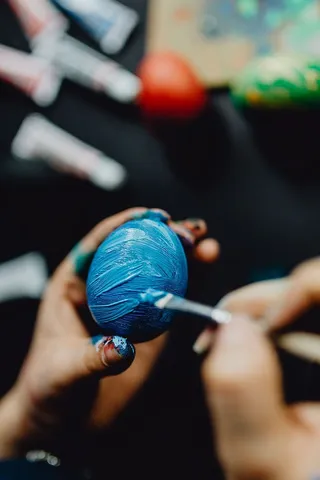 画复活节彩蛋的女人