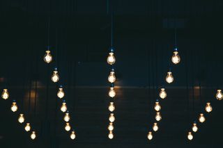 打开吊灯灯泡，灯，灯泡，火花，黑暗，夜晚，天花板，屋顶