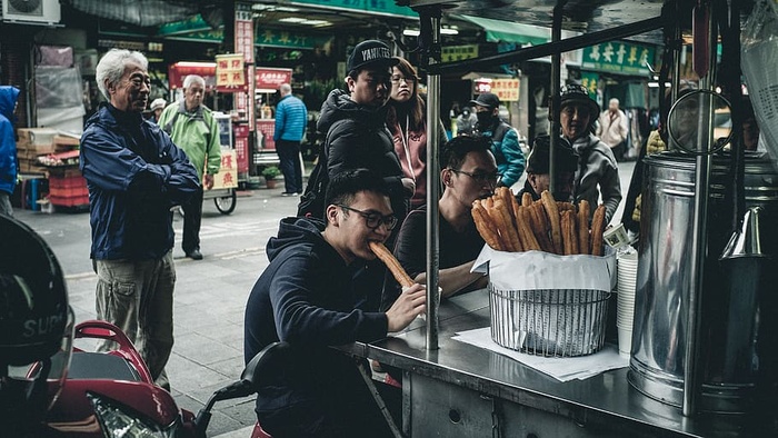 真实的人，食物和饮料，男人，食物，成年人，站着，人，职业