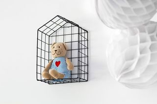 货架上的各种玩具和物品