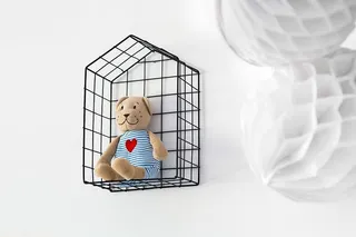 货架上的各种玩具和物品