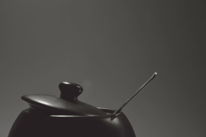 特写镜头，烹饪锅，单色，勺子，工作室拍摄，室内，复制空间，无人