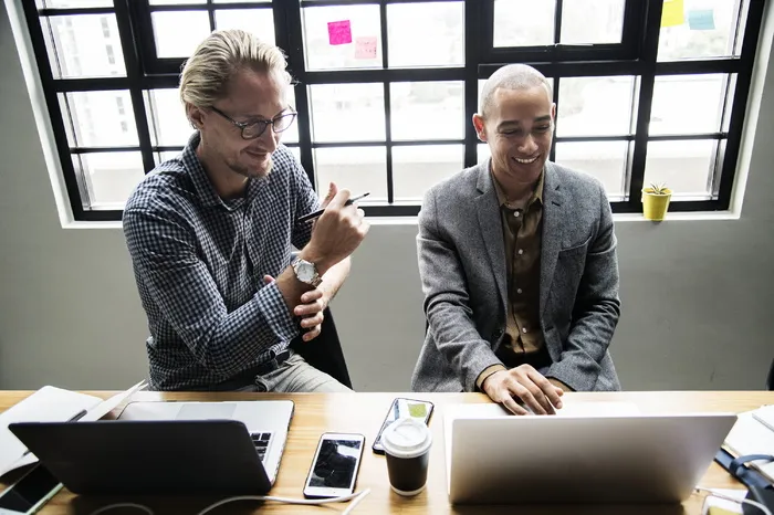 二，男人，坐着，前面，棕色，木制，桌子，饮料