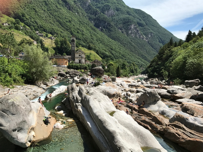 河水顺流而下，塑造了大自然