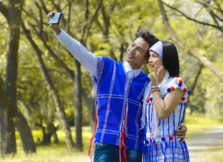 自拍、双人、摄像头、便携式信息设备、团结、树、智能手机、无线技术 自拍、双人、摄像头、便携式信息设备、团结、树、智能手机、无线技术